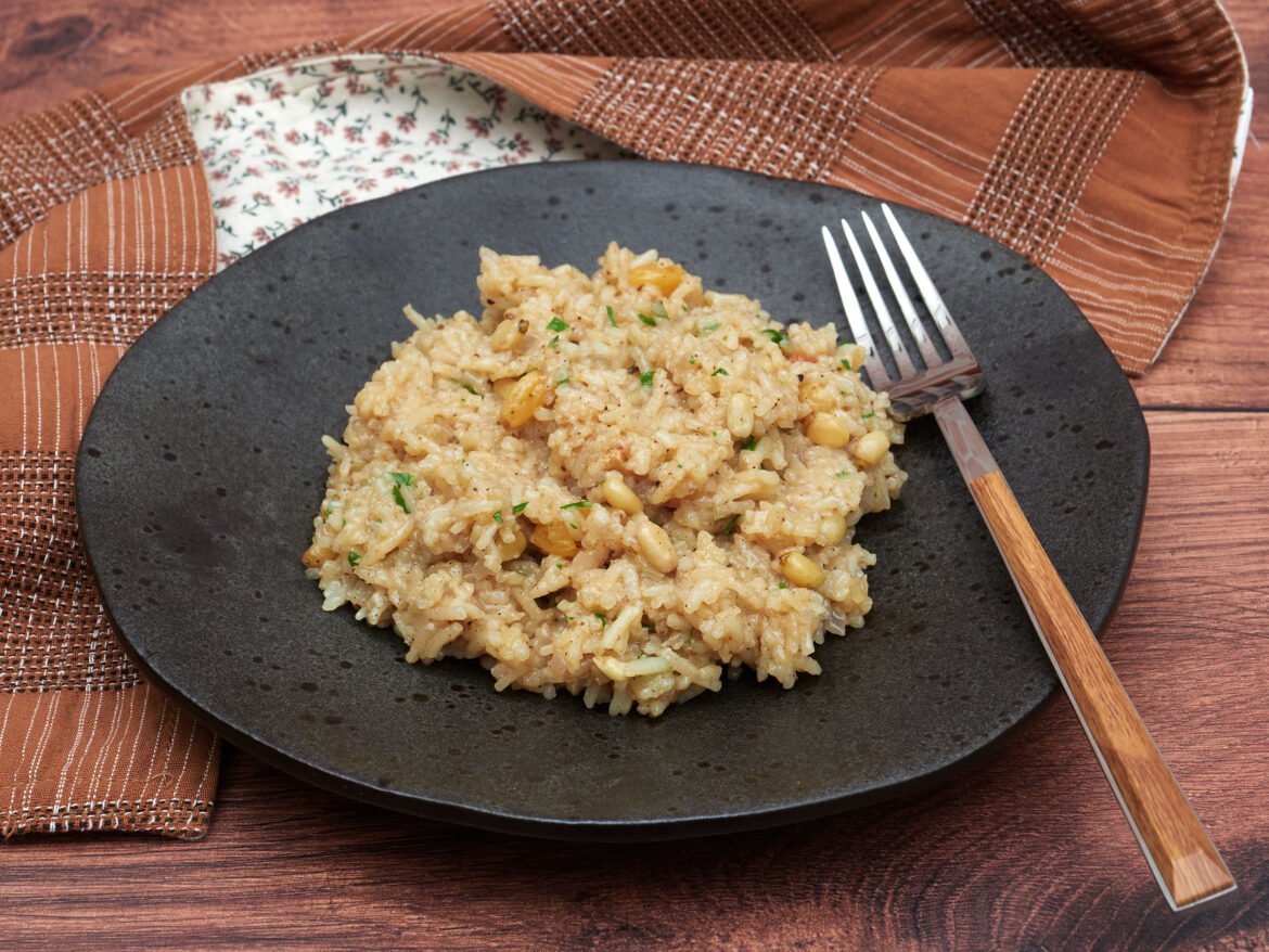 Iç Pilav – Fragrant Turkish Rice with Pine Nuts and Raisins