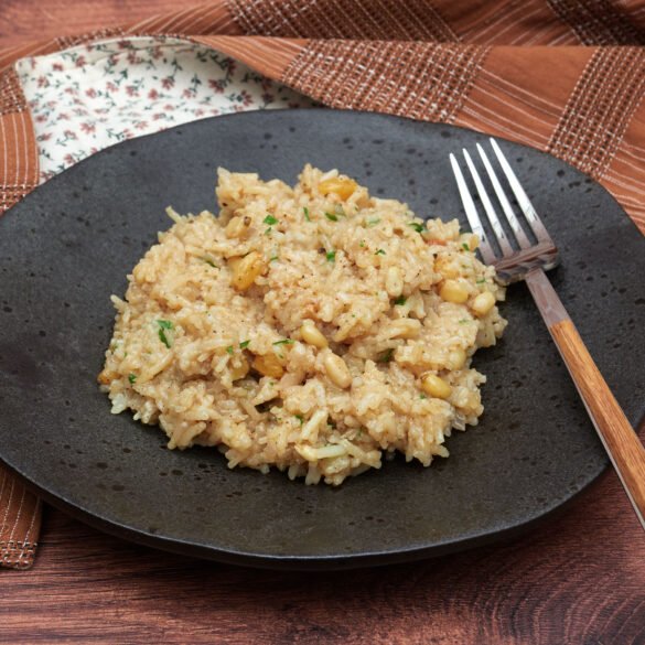 Iç Pilav – Fragrant Turkish Rice with Pine Nuts and Raisins